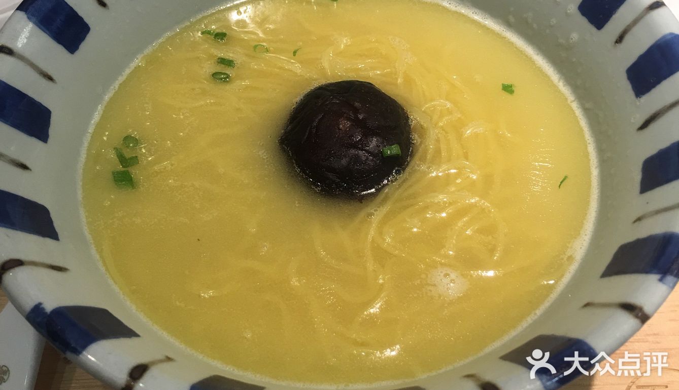 面的味道很鲜，我就点了普通的鸡汤面，汤很浓