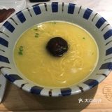 面的味道很鲜，我就点了普通的鸡汤面，汤很浓