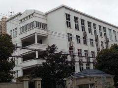 校门-上海市民办新华初级中学