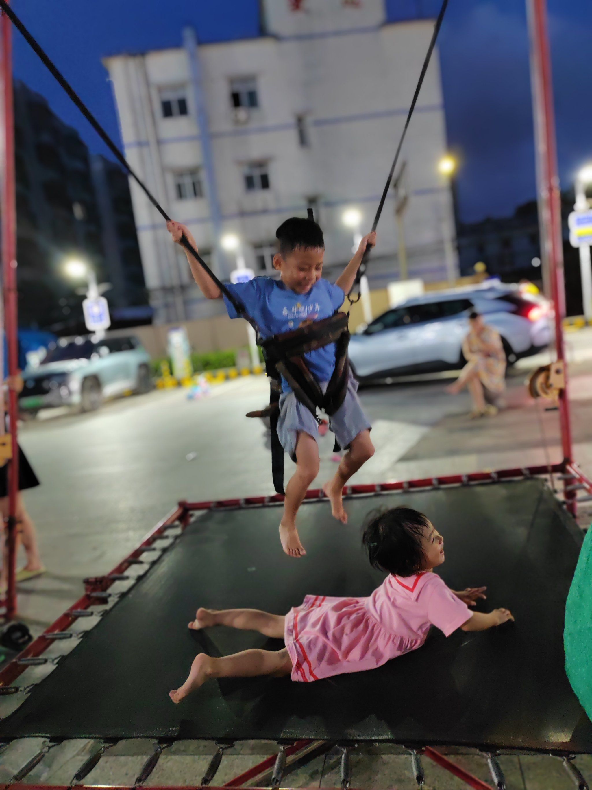 夏天最爱玩的就是蹦蹦床了,在上面跳上跳下,真的特别开心