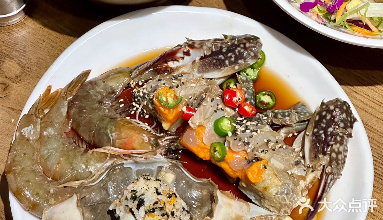 当韩国特色酱油蟹遇上烤肉 美味佳肴尽在此处