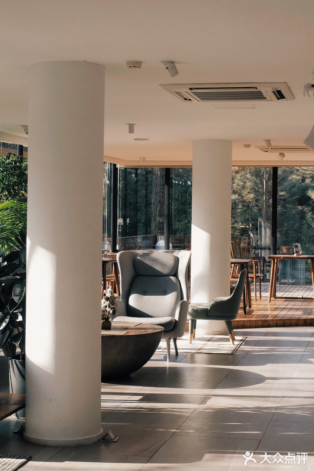 庭院内| 覆乘冬日夕曛之光