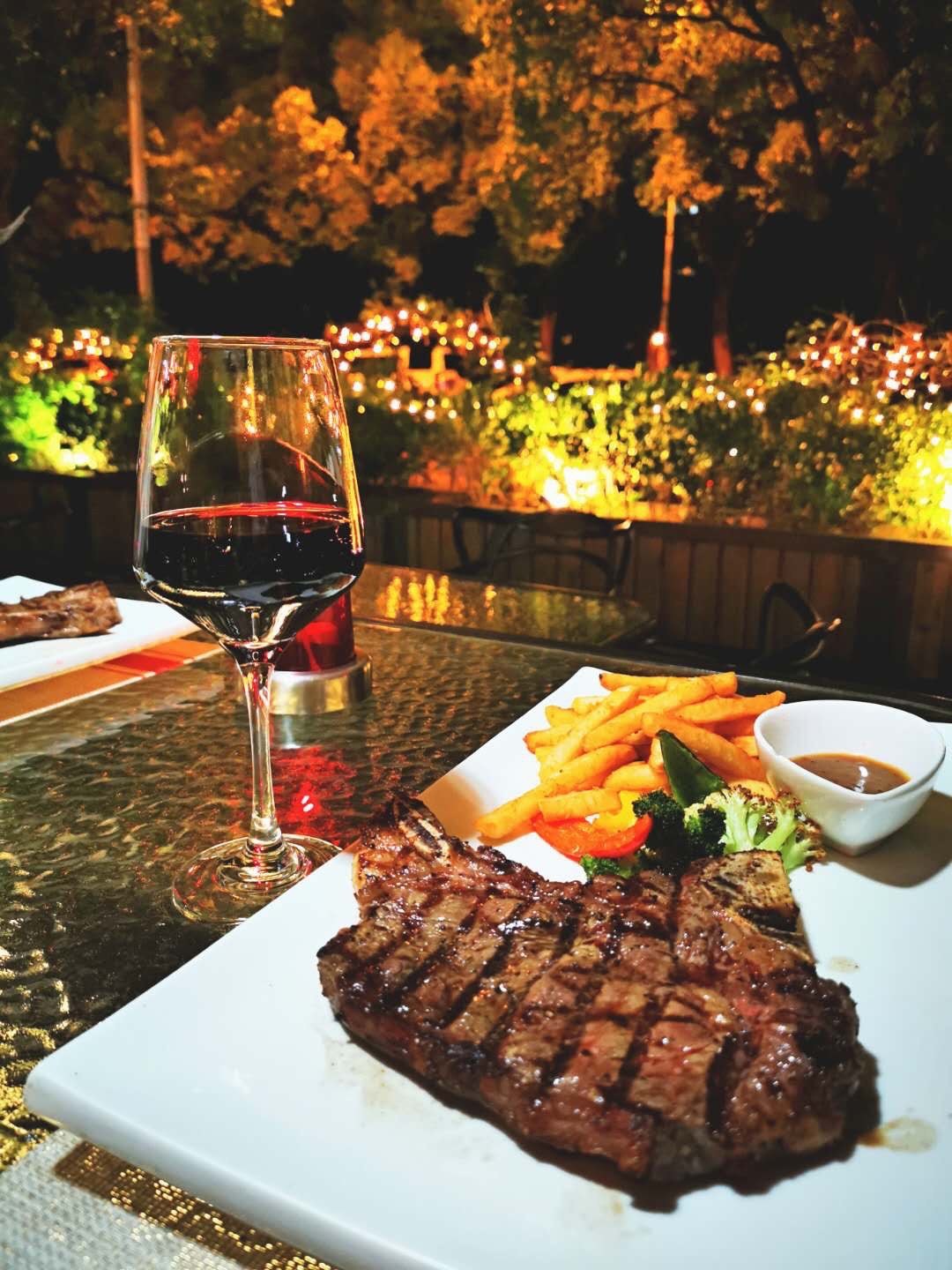 据我所知,茉莉餐厅在上海有两处,一处在市