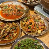 几乎每一个都开口 辣炒的佐料相当多 好吃到咂嘴