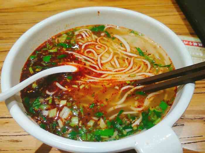 马路牙子牛肉面-"确实好吃 面里的牛肉粒炖的很软 不塞牙 .