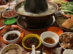 -洞庭洲·防空洞火锅·烧烤·铜锅涮肉(新百广场店)