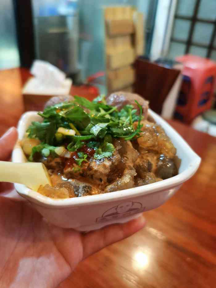 孟哥焖子(香洲店)-"[薄荷]环境:门口有停车位,人不少可能.