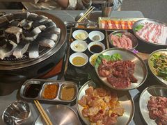 -围炉肉舍•炭烤活鳗•丹东海鲜烤肉(步行街店)