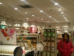 -名创优品(北京新中关购物中心地铁层店)