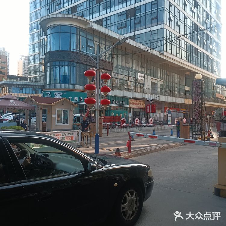 现包现蒸。我最爱的是他们家的招牌鲜肉包，皮薄馅多