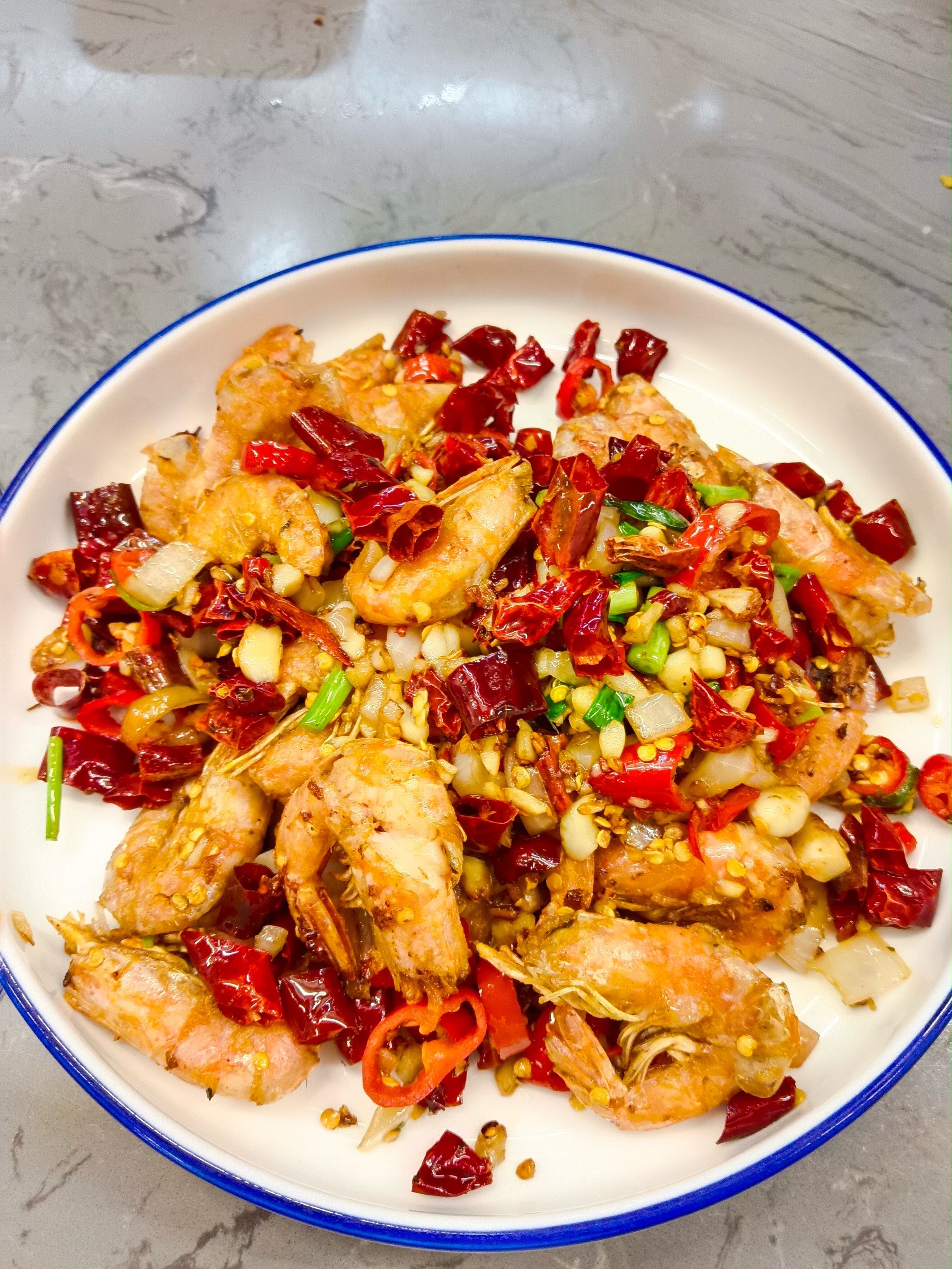 青椒炒猪头肉也太好吃了吧,猪头肉是卤过的,吃在嘴里爆香,香辣基围虾