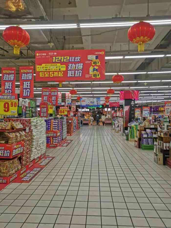 昔日熙熙攘攘人来人往的家乐福如今如此萧条一楼还有一大块商铺在招租