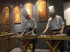 两位师傅同时片鸭-京味民福烤鸭店(建设四马路店)