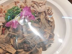 -帅巴人舅母子腊蹄民俗村
