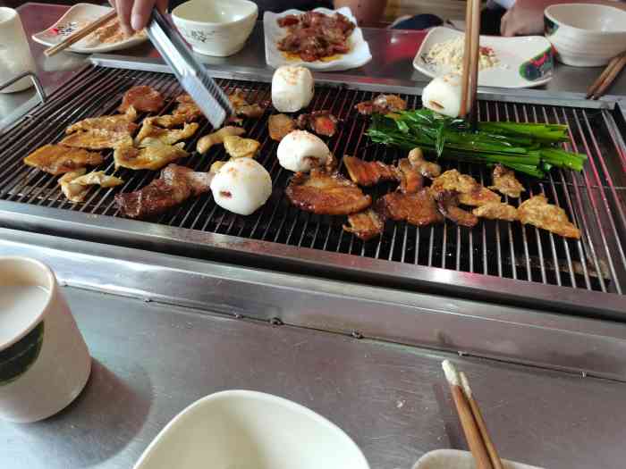 西昌正宗火盆烧烤(万达广场店)-"[薄荷]环境:金街一楼一家小店,金街中