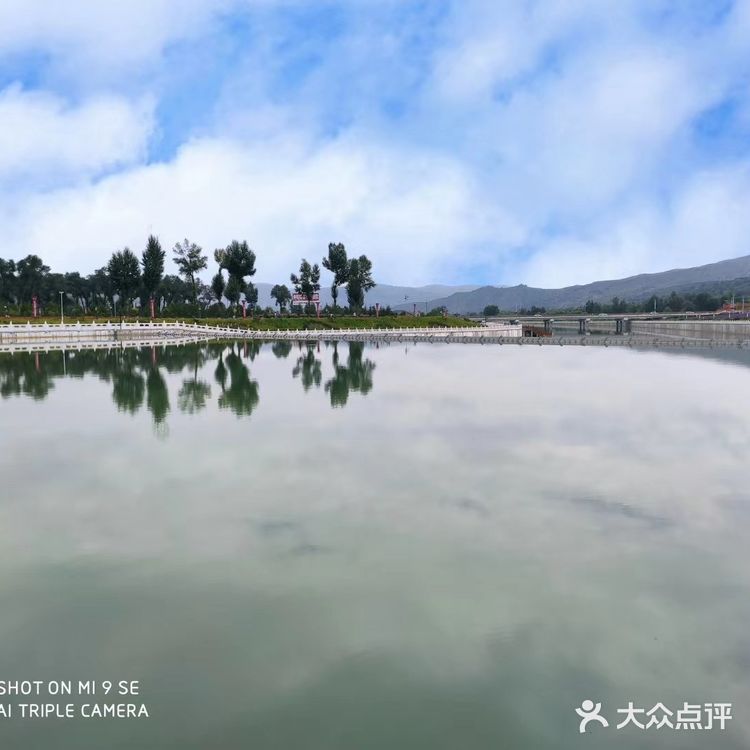 可是远远就看到湖水和其他湖水没什么两样