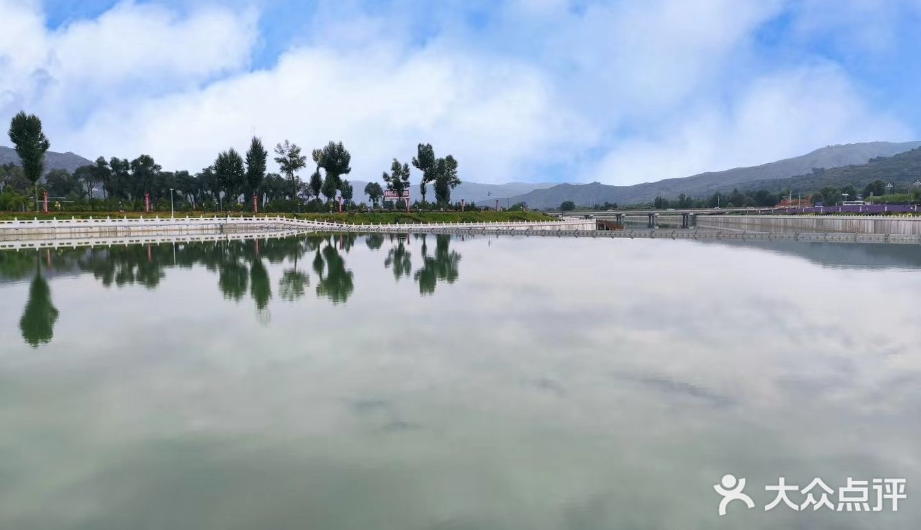 可是远远就看到湖水和其他湖水没什么两样