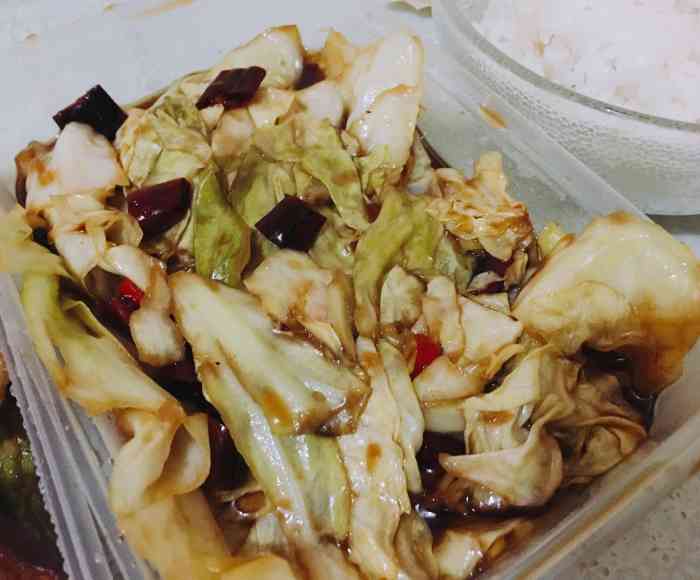 果断选了他家,选了两个经常吃的南茄豆角和手撕包菜,又选了一个招牌