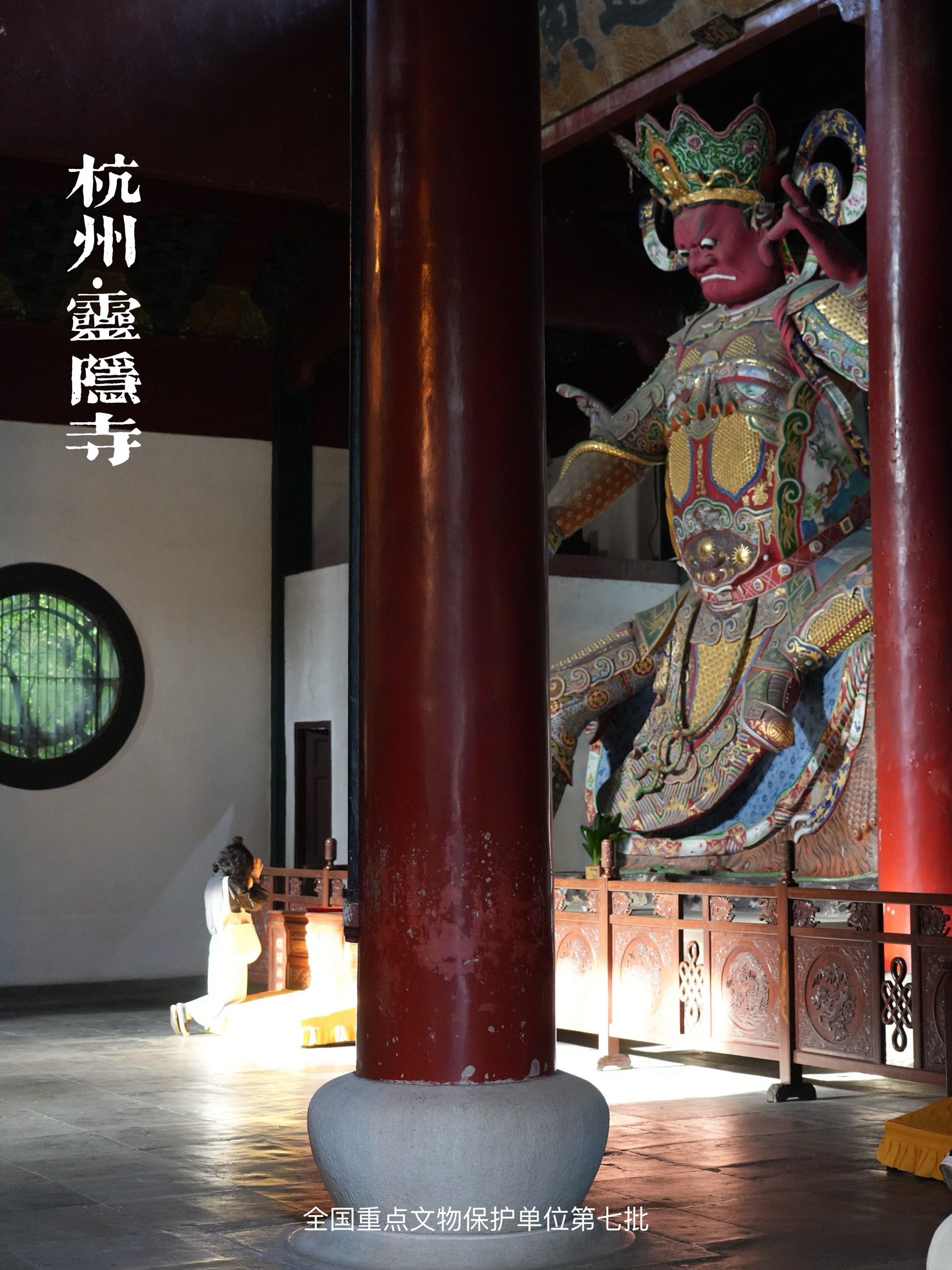 今天的灵隐寺,几乎全为复建,仅大门前的双经幢及大雄宝殿两侧的双塔为