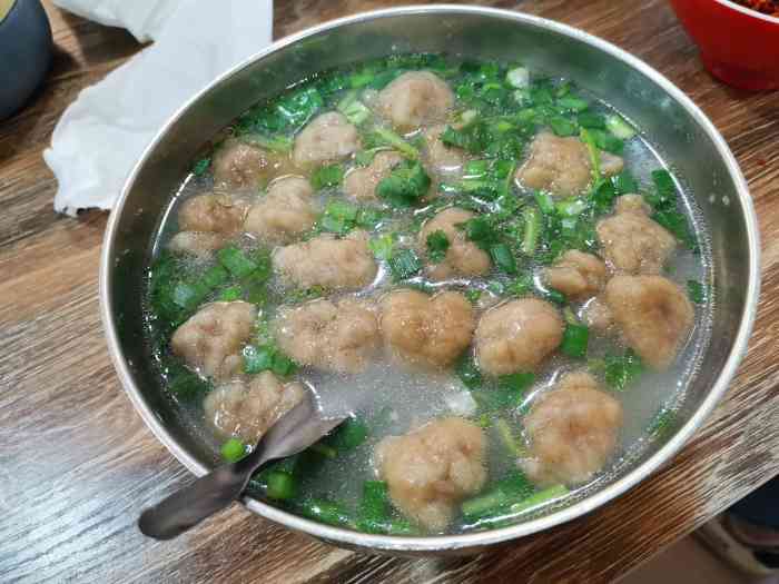 博爱牛肉丸子汤(东区店)-"地方不大,人气挺好.高汤乳白色,配韭菜香.