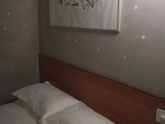 -卡罗酒店(东门晒布地铁站店)