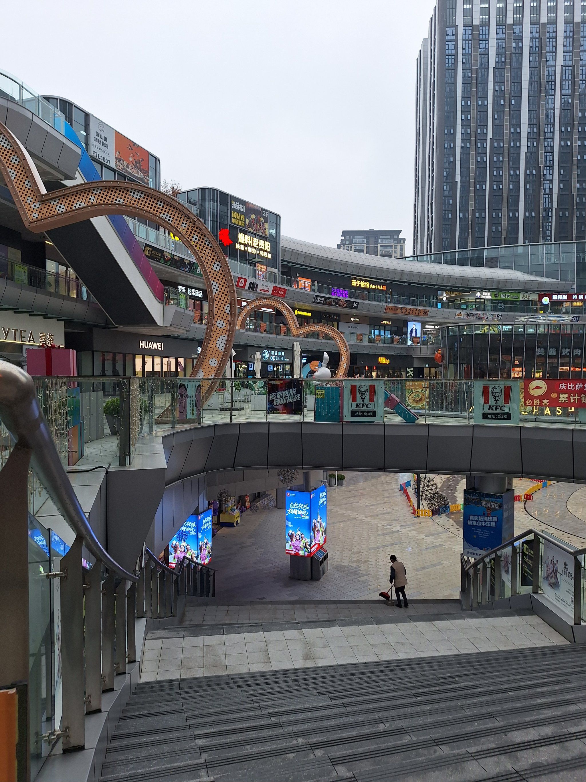 去年来悦然广场时开张的商铺并不是很多,今年来热闹了很多,这里地理