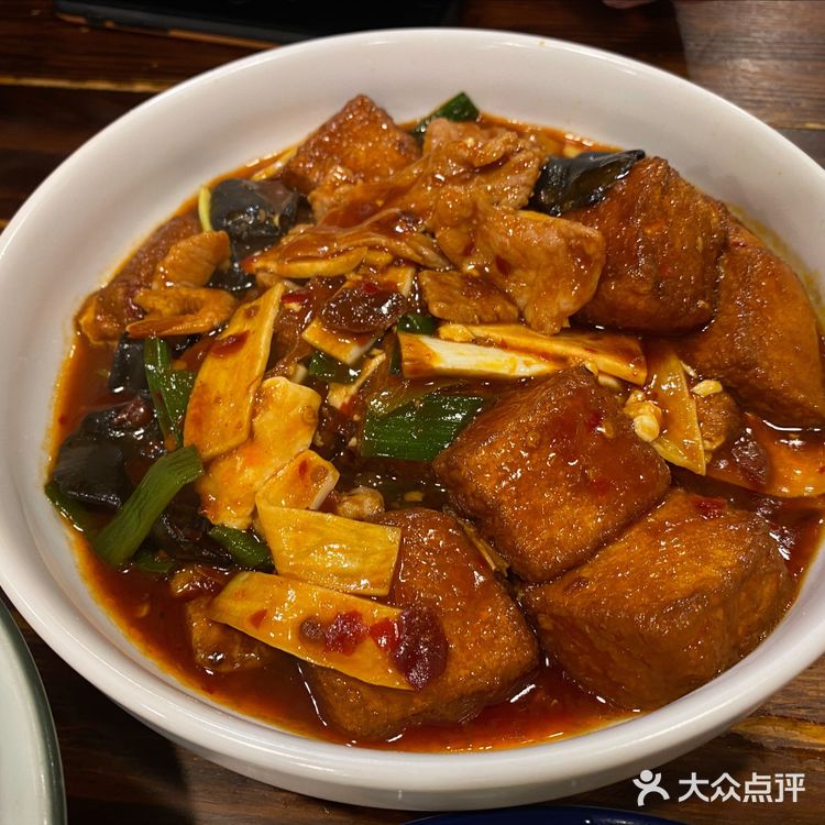 大肠吃第一口很惊艳，卤过了大肠经过油炸，油香四溢