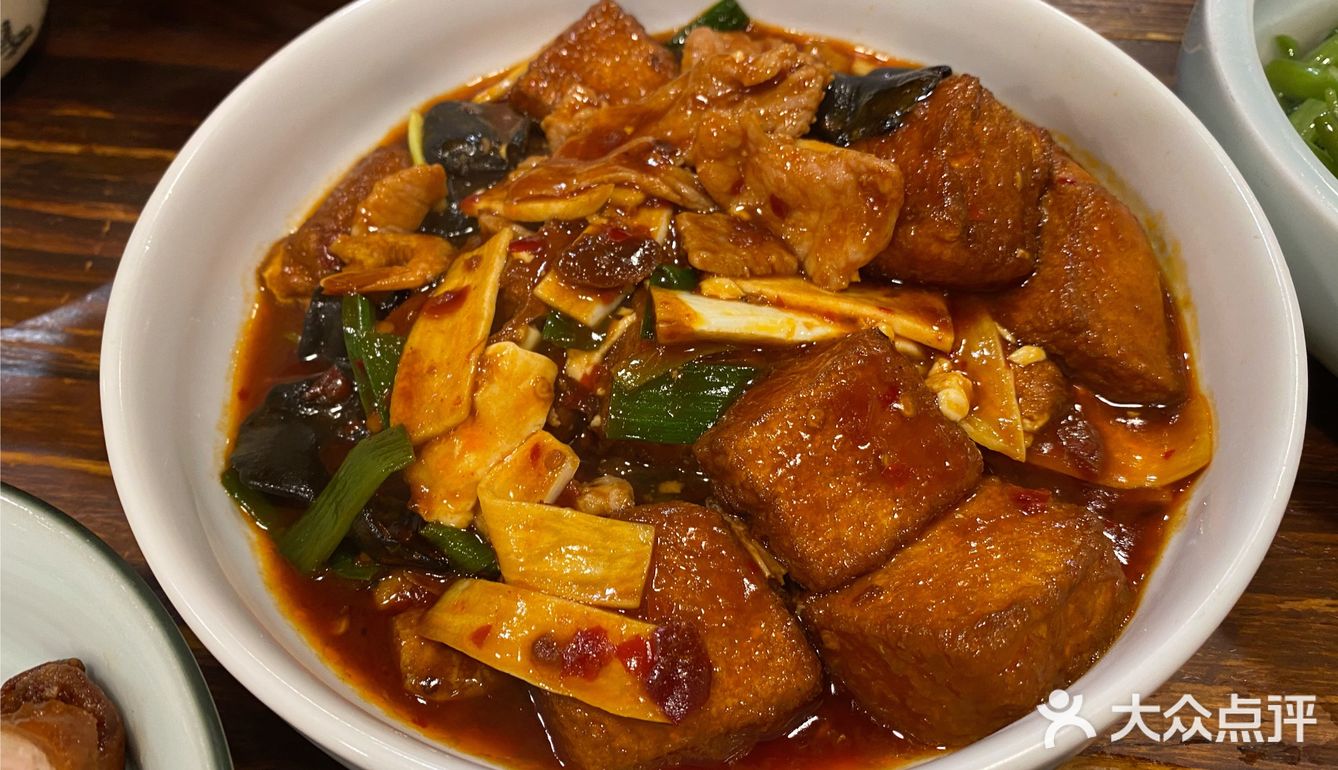 大肠吃第一口很惊艳，卤过了大肠经过油炸，油香四溢