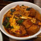 大肠吃第一口很惊艳，卤过了大肠经过油炸，油香四溢