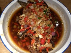 香煎鲫鱼-费大厨辣椒炒肉(万家丽一店)