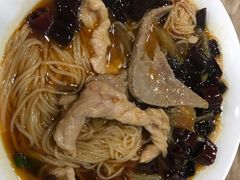 特色酸菜肉片米线-巴鑫田姐米线(巴南万达店)