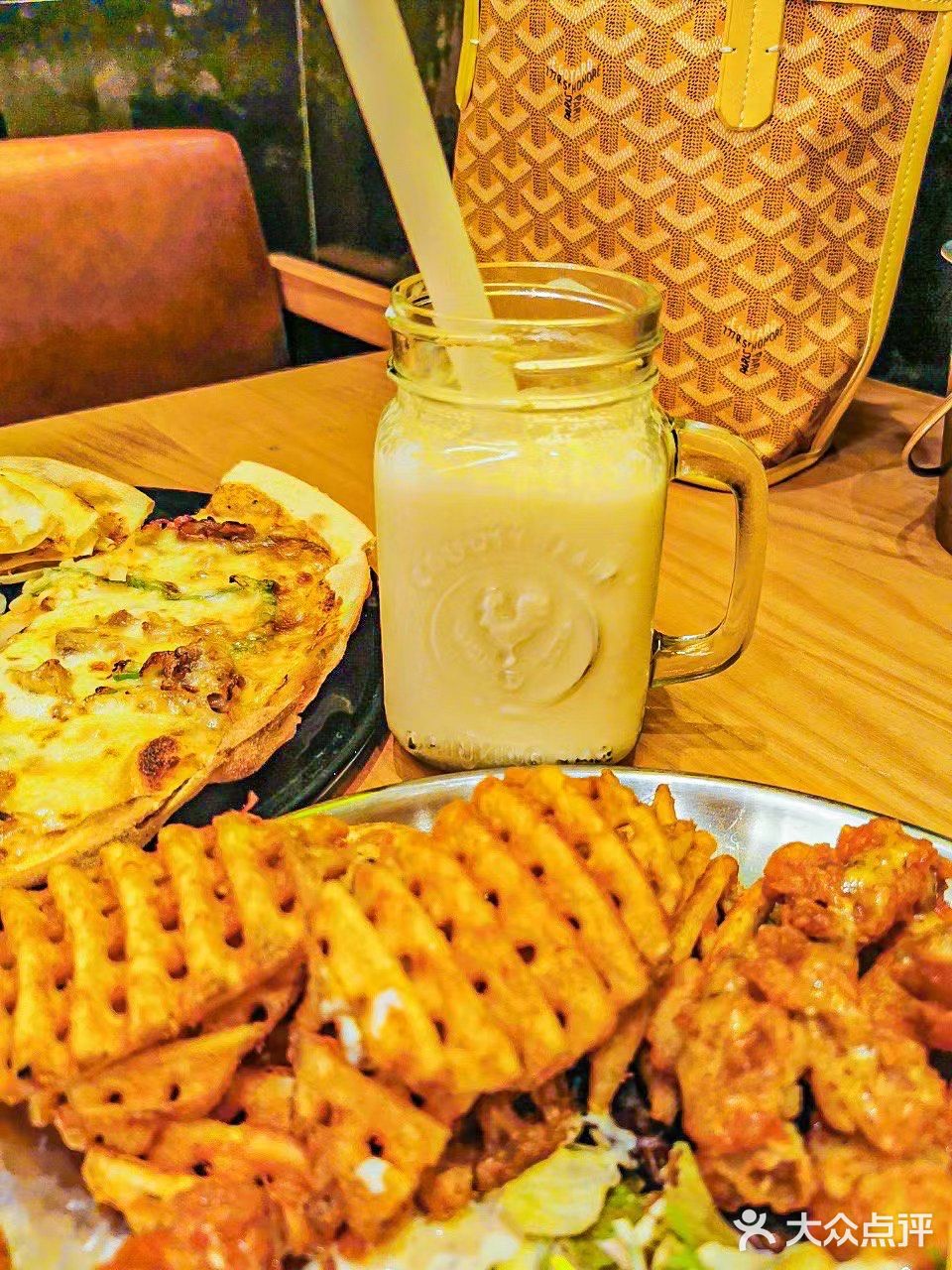 能拉丝的芝士瀑布披萨‼️ 黑金饼底的‼️ 没吃过的小伙伴们快冲～