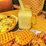 能拉丝的芝士瀑布披萨‼️ 黑金饼底的‼️ 没吃过的小伙伴们快冲～