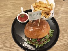 经典手打牛肉堡-龙治汉堡(中华城店)
