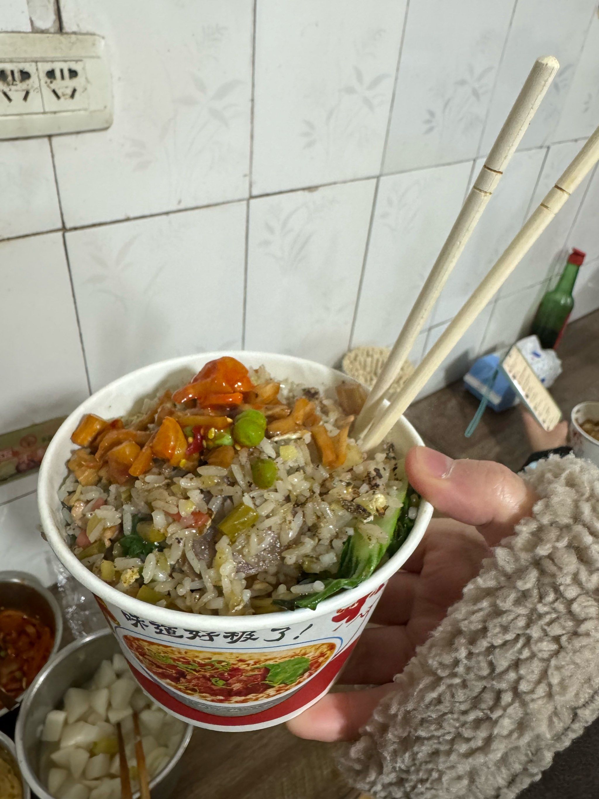 饭
搭配各种臊子
鸡蛋 火腿肠 香肠 等等
加黄尖椒泡椒的炒饭