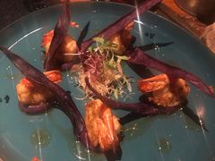 煎虾配紫薯泥薯片及姜味柠檬汁-AZUL by FUEL蓝色·法式酒馆(琶醍店)