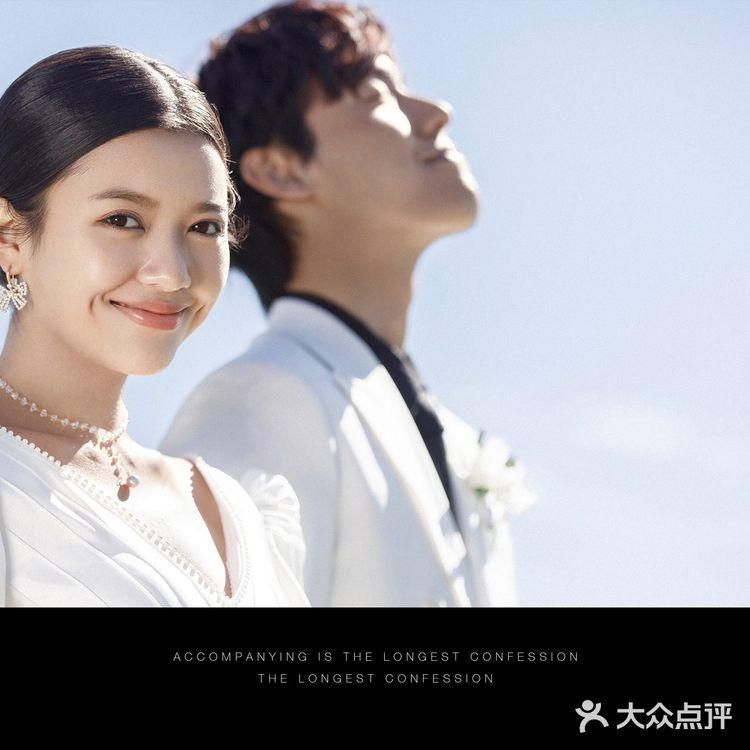 在广袤无垠的草原上来一组绝美婚纱照吧[加油]