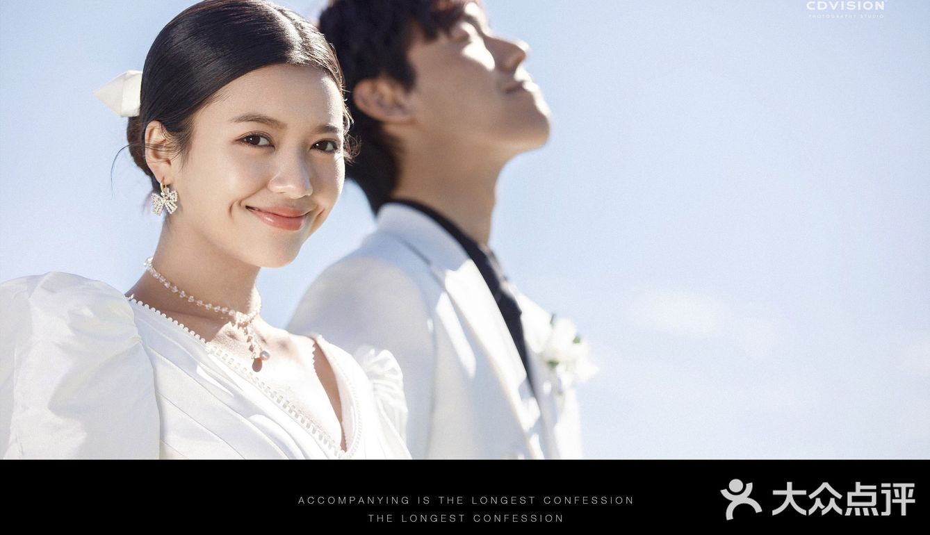 在广袤无垠的草原上来一组绝美婚纱照吧[加油]