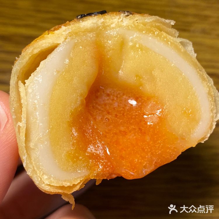 2.6r一个蛋黄流心酥，有点偏甜