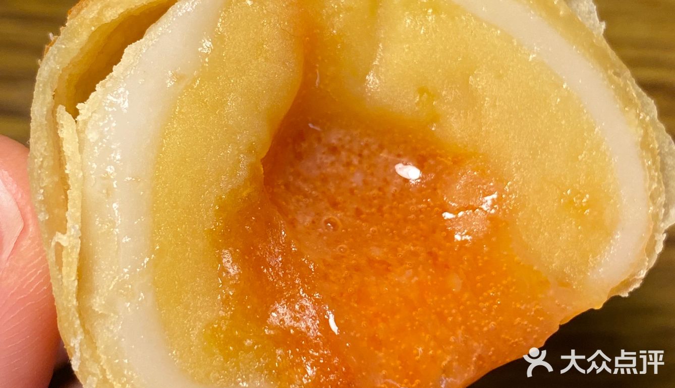 2.6r一个蛋黄流心酥，有点偏甜