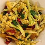鲁哥饭店富兴店在繁华的商业mall复刻出当年三角花园文运街巷