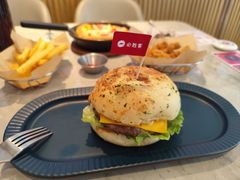 霸气芝士超满足牛堡-必胜客餐厅(昆百大泰业城店)