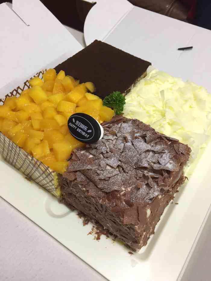 而且有四种口味 太适合我了 慕斯我本来就不太喜欢 提拉米苏还不错