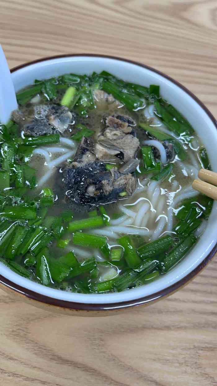 什夹婆乌鸡米线"这家新开的米线店,据说是丽江特色.我前后.