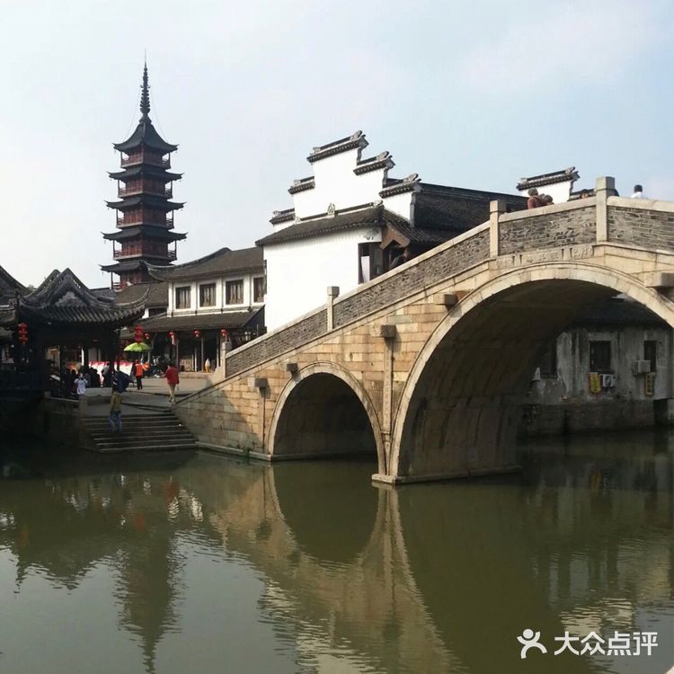 这是千灯古镇的著名景点＂三桥邀月＂之一