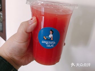 好姐妹就是要分享好吃的好喝的