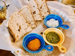 三种酱配酸面包-Mesa Madre梅萨妈妈·Bintana(国贸店)