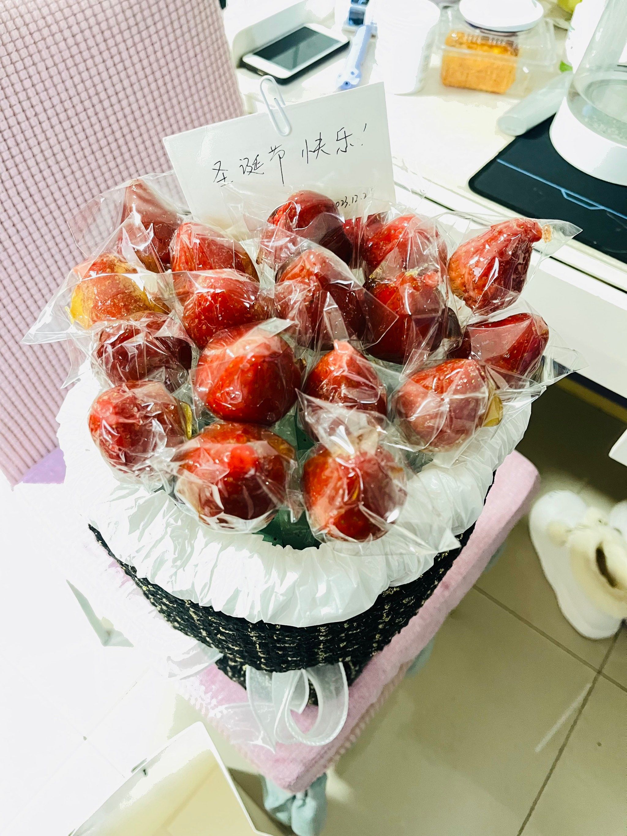 找个爱你的人为你做草莓花束