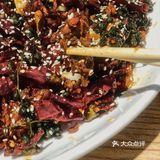 一口下去很满足 羊肉串羊肉串的肉很饱满，料足