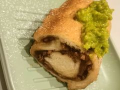 牛油果阿妈生旧叉烧卷-喜势点·糖沙翁手工茶点·本地人茶居(永庆坊店)